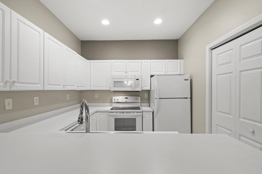 Welcome to Yacht Club at Lightkeepers Village! This spacious - photo 10