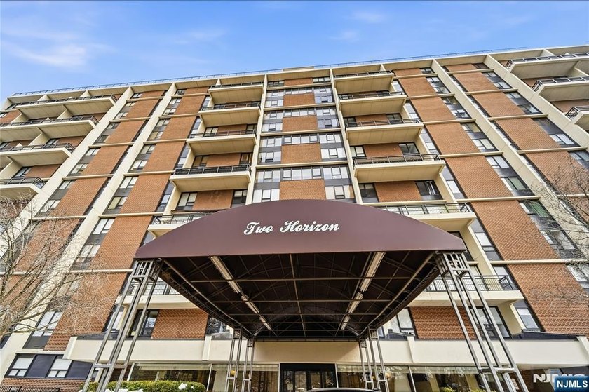 Welcome to 2 Horizon Road, a well-appointed unit set on a quiet - photo 2