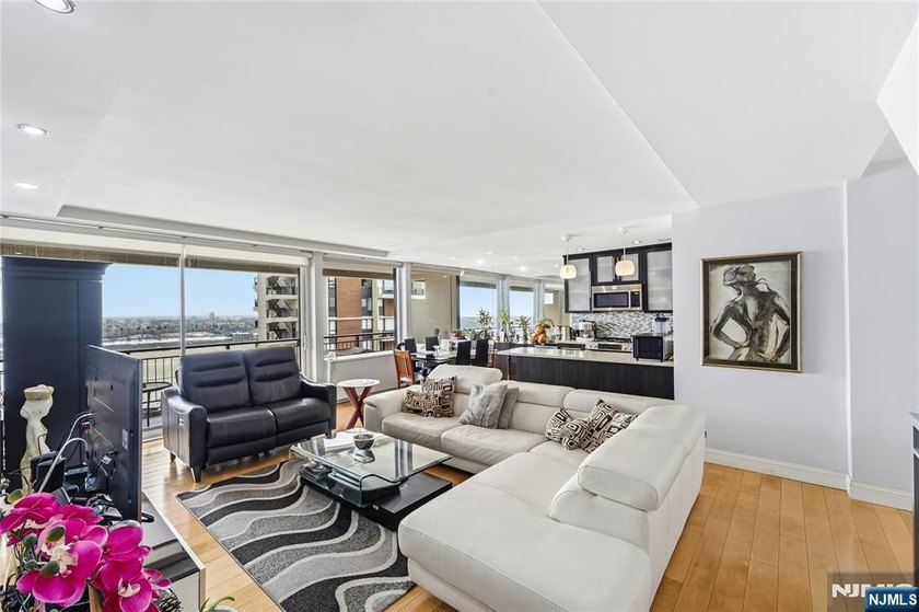 Welcome to 2 Horizon Road, a well-appointed unit set on a quiet - photo 3