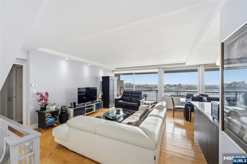 Welcome to 2 Horizon Road, a well-appointed unit set on a quiet - photo 4