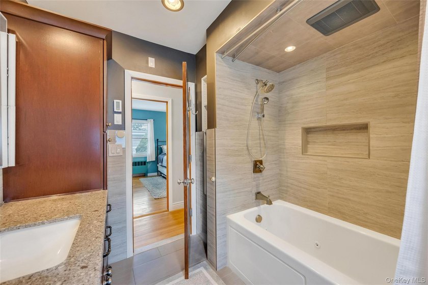 This beautifully renovated Cape in Oceanside offers 3 bedrooms - photo 25