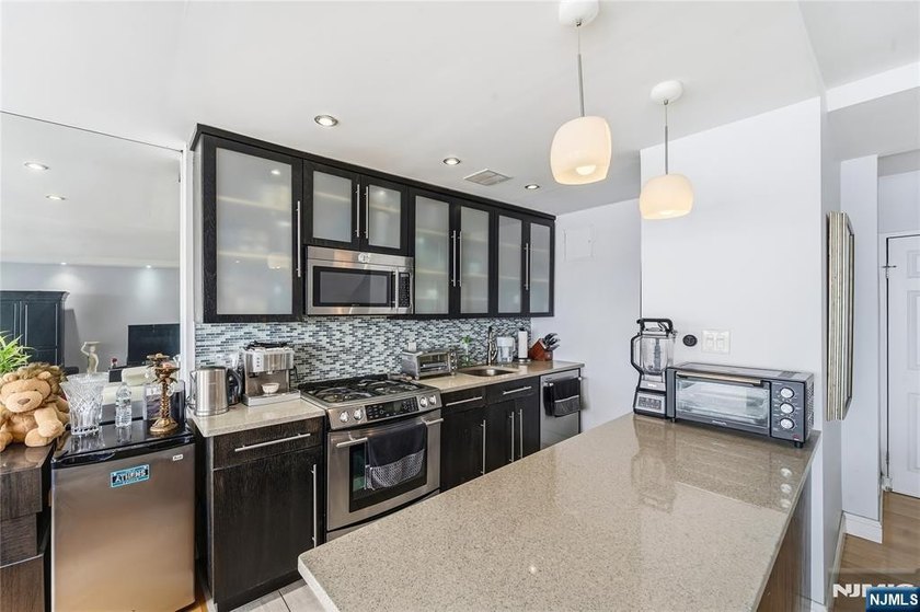Welcome to 2 Horizon Road, a well-appointed unit set on a quiet - photo 8