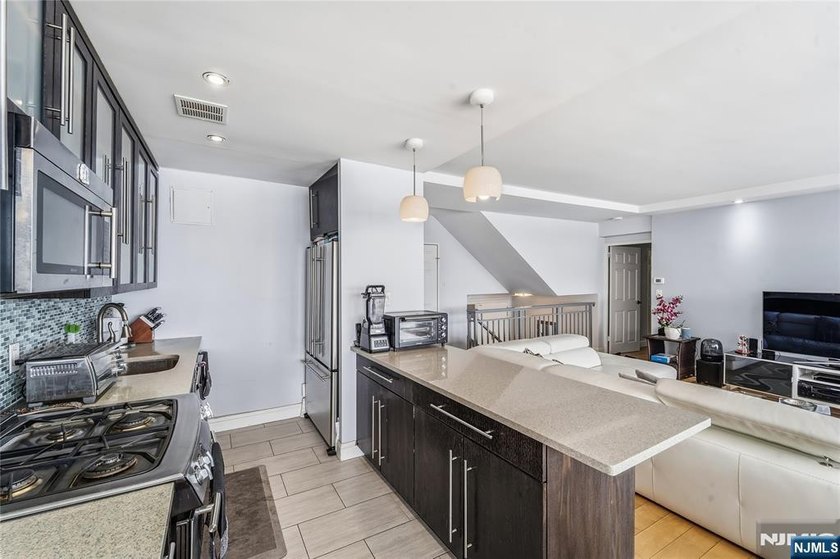 Welcome to 2 Horizon Road, a well-appointed unit set on a quiet - photo 10