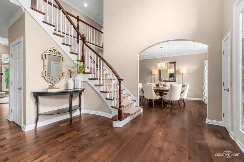 THIS ONE JUST FEELS RIGHT! Warm, welcoming, and beautifully - photo 3