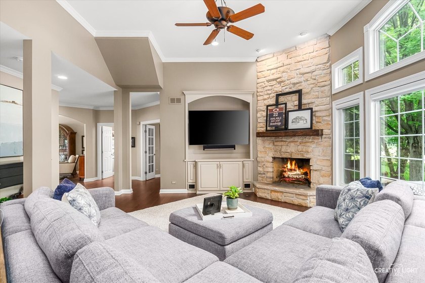 THIS ONE JUST FEELS RIGHT! Warm, welcoming, and beautifully - photo 8