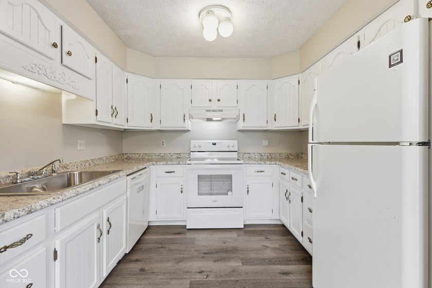 CENTER GROVE SCHOOLS WITH GREENWOOD AMENITIES! Welcome to 436 - photo 6