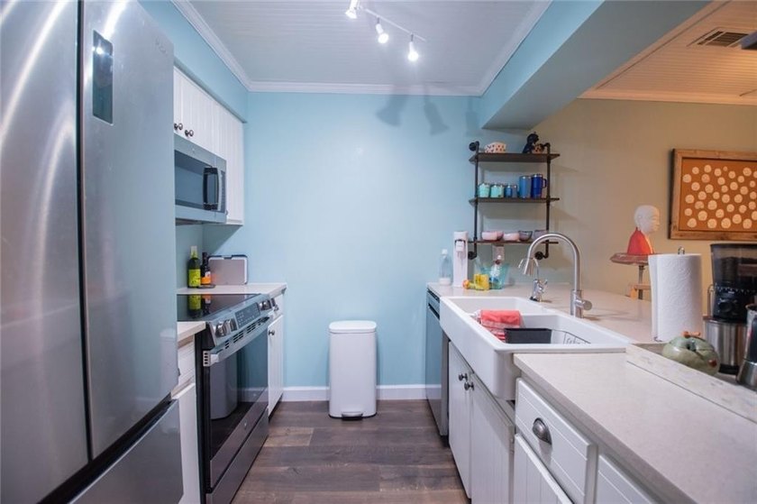 Welcome to the coast, where this comfortable home awaits in the - photo 18