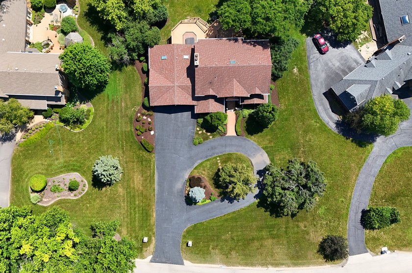 Nestled on a picturesque 1 acre lot in Equestrian Estates, one - photo 5