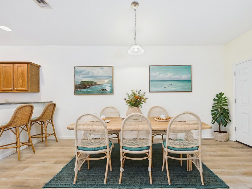 This beautifully maintained 3-bedroom, 2.5-bathroom end-unit - photo 3