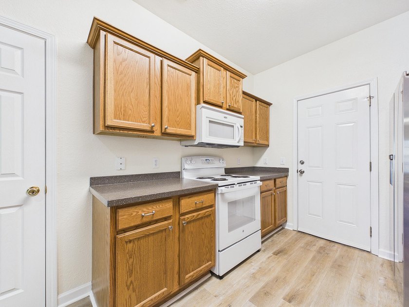 This beautifully maintained 3-bedroom, 2.5-bathroom end-unit - photo 10