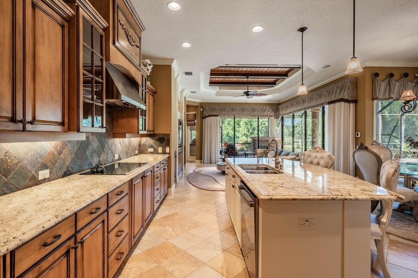 EXQUISITE and professionally decorated, this exceptional Arthur - photo 3