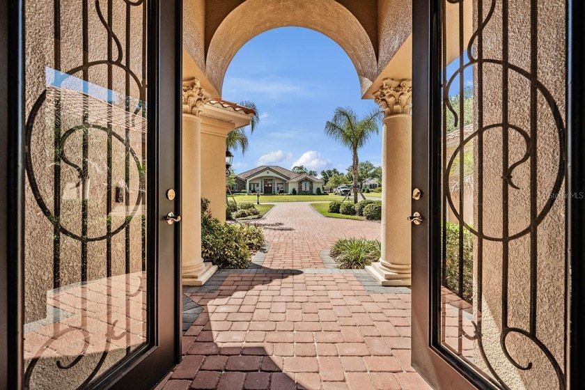 EXQUISITE and professionally decorated, this exceptional Arthur - photo 7
