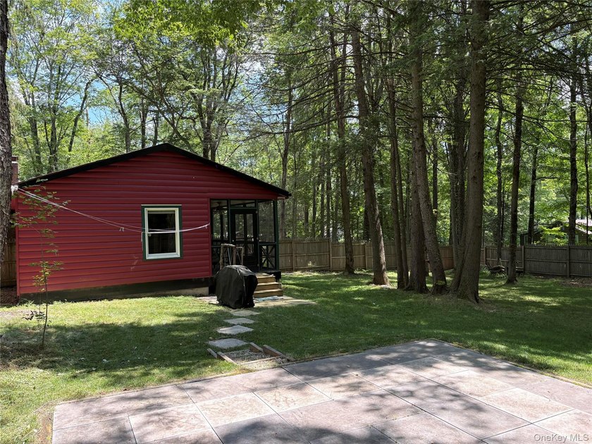 Charming Smallwood cabin offering lake rights and rare extra - photo 3