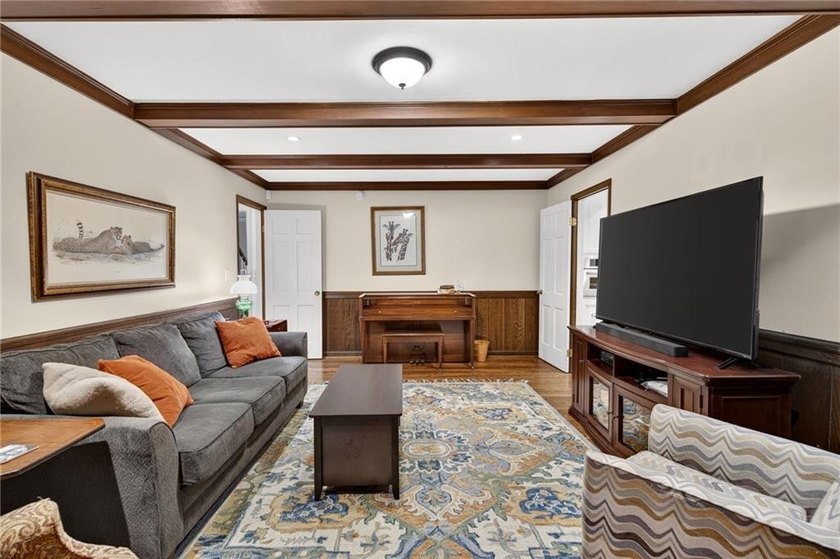 Incredible opportunity in sought-after Hampton Hall, ideally - photo 16