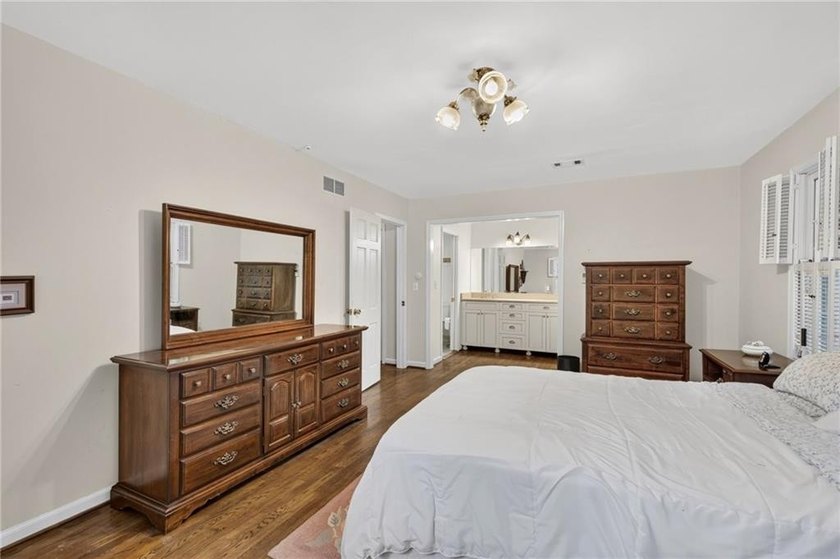 Incredible opportunity in sought-after Hampton Hall, ideally - photo 25