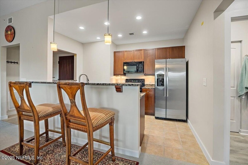 Seller is relocating and eager for Offers!! Fully furnished 3rd - photo 6