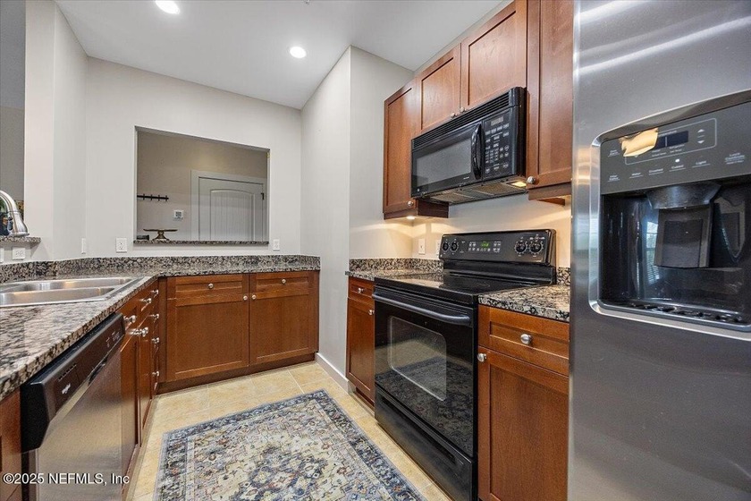 Seller is relocating and eager for Offers!! Fully furnished 3rd - photo 7