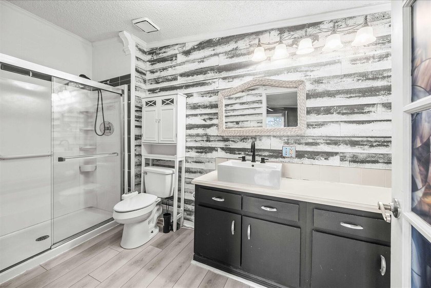 Welcome to this charming 2-bedroom, 2-bathroom + den, 1 CG in - photo 18