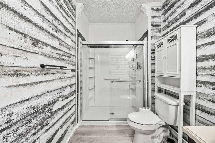 Welcome to this charming 2-bedroom, 2-bathroom + den, 1 CG in - photo 19
