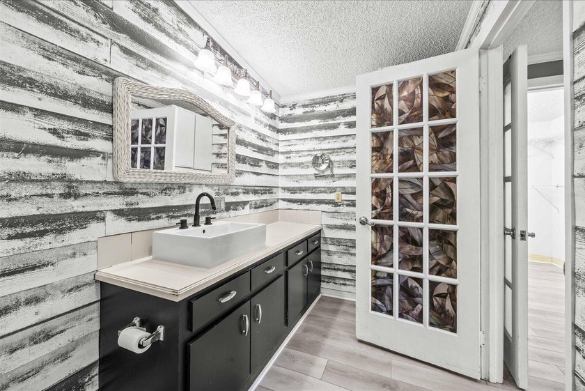 Welcome to this charming 2-bedroom, 2-bathroom + den, 1 CG in - photo 20