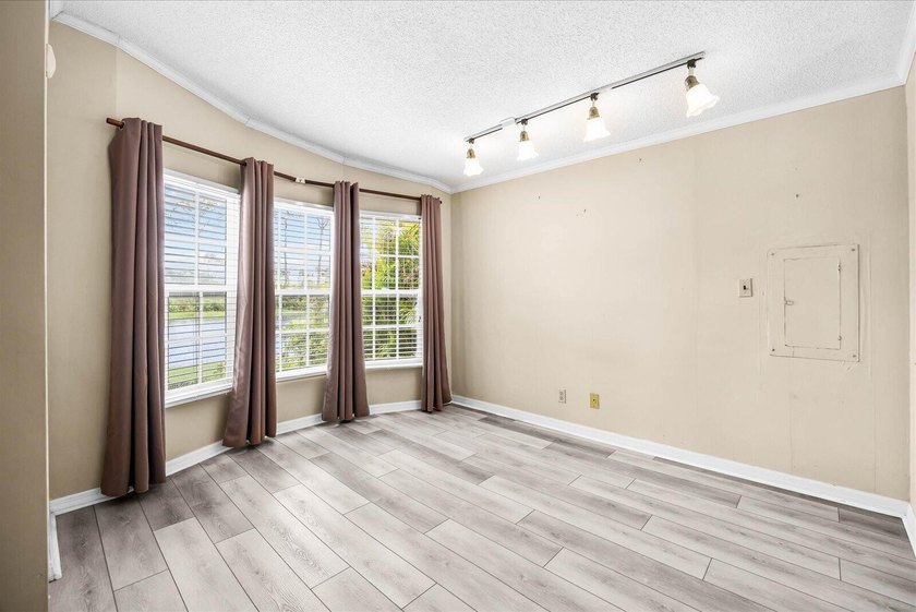 Welcome to this charming 2-bedroom, 2-bathroom + den, 1 CG in - photo 21