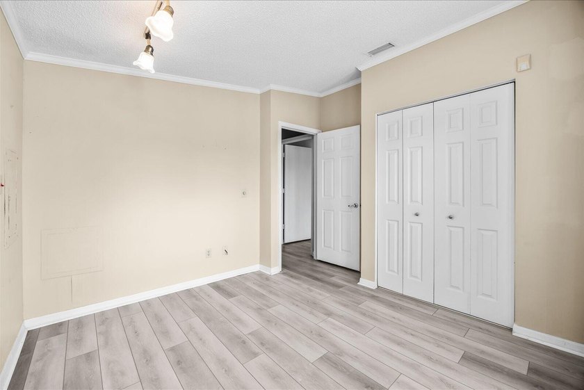 Welcome to this charming 2-bedroom, 2-bathroom + den, 1 CG in - photo 22