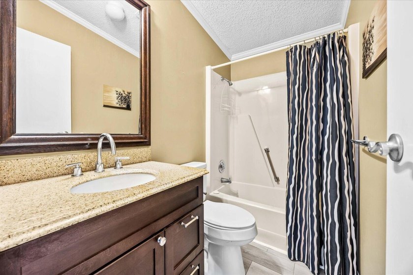 Welcome to this charming 2-bedroom, 2-bathroom + den, 1 CG in - photo 23
