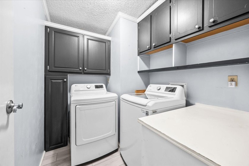 Welcome to this charming 2-bedroom, 2-bathroom + den, 1 CG in - photo 24