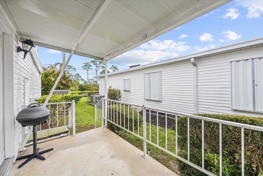 Welcome to this charming 2-bedroom, 2-bathroom + den, 1 CG in - photo 25