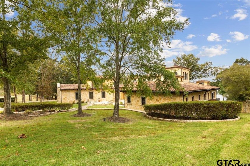 Designed by Beverly Hills architect James Lumsden, this - photo 4