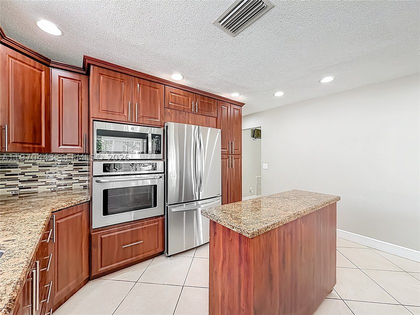 Welcome to this beautifully maintained 3-bedroom, 2-bathroom - photo 11