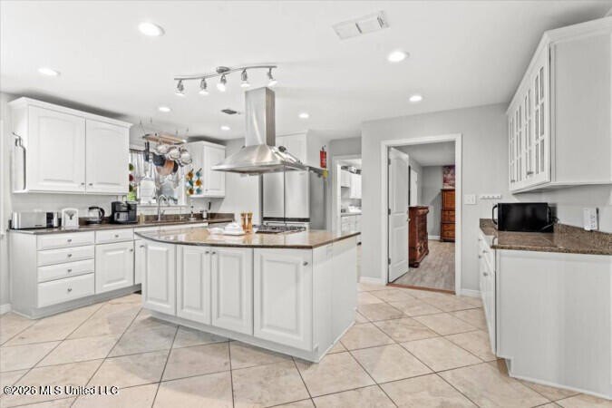 Public Remarks: THIS HOUSE COMES FURNISHED and is Turn Key! - photo 12