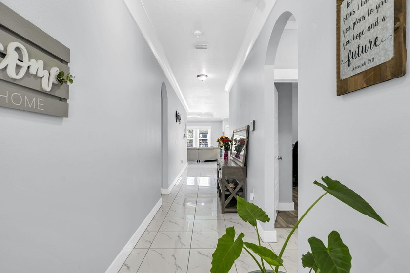 **UNDER CONTRACT WITH A 72 HOUR KICK OUT CLAUSE** This modern - photo 5