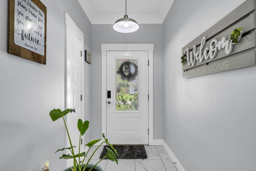 **UNDER CONTRACT WITH A 72 HOUR KICK OUT CLAUSE** This modern - photo 6