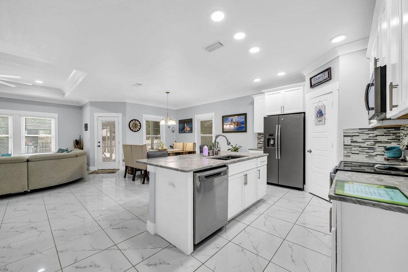 **UNDER CONTRACT WITH A 72 HOUR KICK OUT CLAUSE** This modern - photo 7