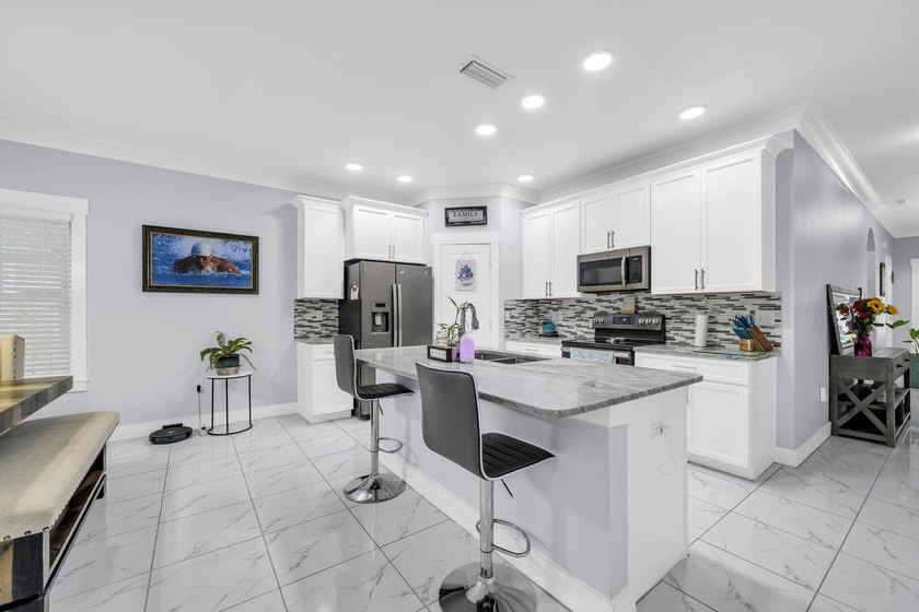 **UNDER CONTRACT WITH A 72 HOUR KICK OUT CLAUSE** This modern - photo 9