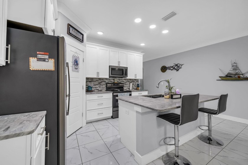 **UNDER CONTRACT WITH A 72 HOUR KICK OUT CLAUSE** This modern - photo 10