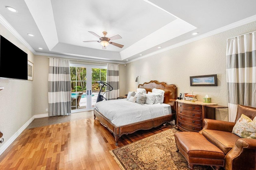 Stunning 4 BD 3 BA, beautifully renovated home on an oversized - photo 13