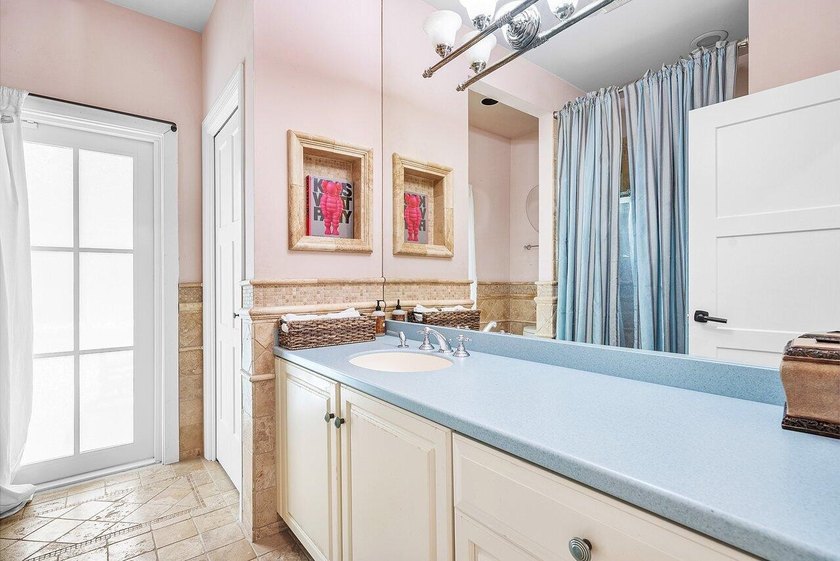 Stunning 4 BD 3 BA, beautifully renovated home on an oversized - photo 20