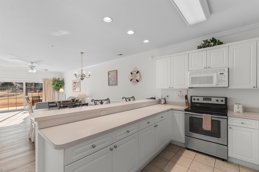Welcome to this first floor 2-bedroom, 2-bath condo in Magnolia - photo 7