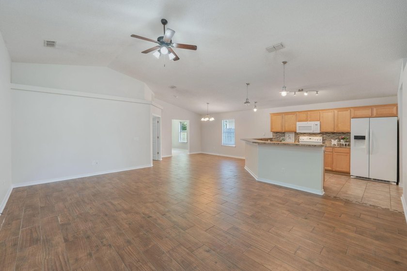 Welcome to coastal living in Navarre! This beautiful 3-bedroom - photo 4