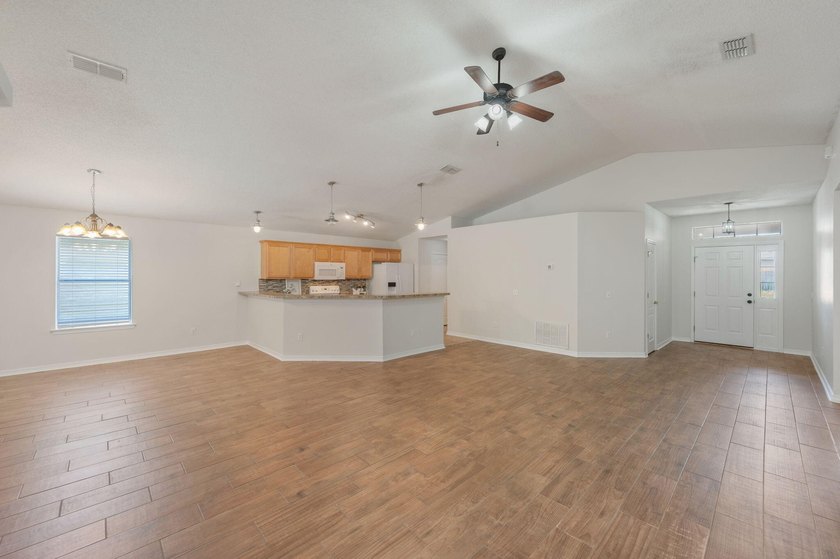 Welcome to coastal living in Navarre! This beautiful 3-bedroom - photo 7