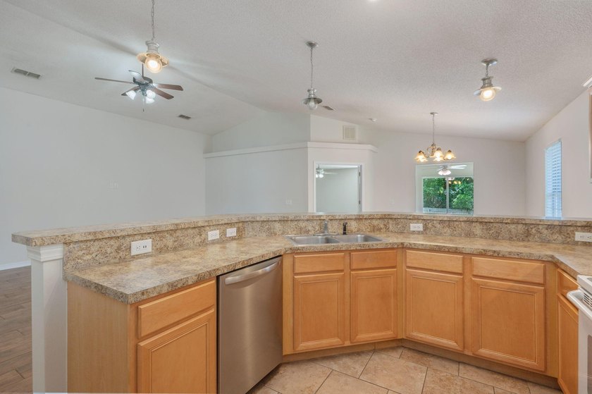 Welcome to coastal living in Navarre! This beautiful 3-bedroom - photo 9