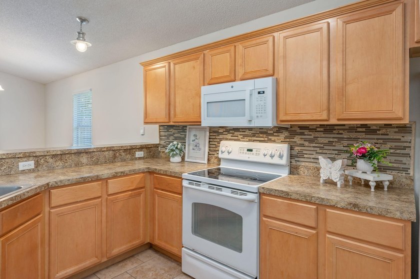Welcome to coastal living in Navarre! This beautiful 3-bedroom - photo 10