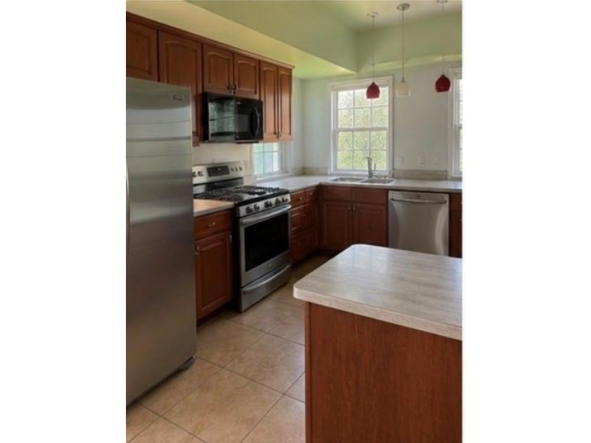 Welcome to 809 Pine Ridge Bend! This spacious 5BR/3.5BA home - photo 13