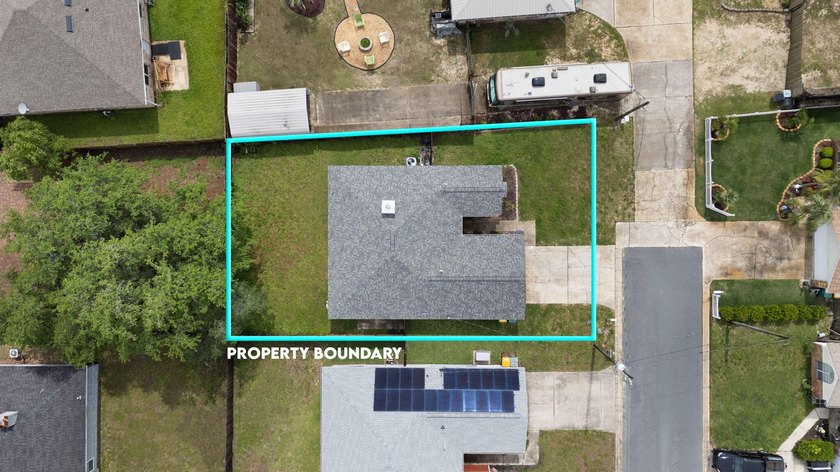 Welcome home to this perfectly located 3-bedroom, 2-bath - photo 2