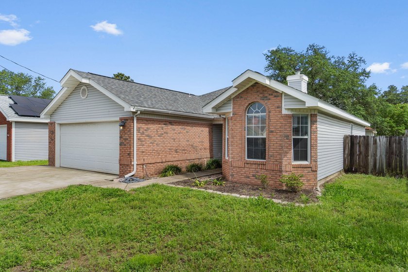 Welcome home to this perfectly located 3-bedroom, 2-bath - photo 5