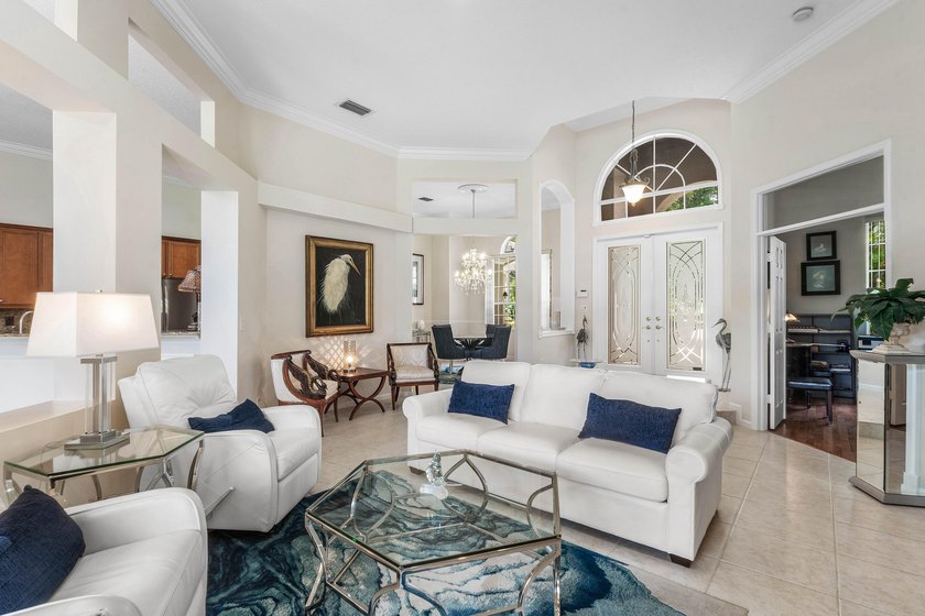 Welcome to this beautifully maintained 5-bedroom, 3-bathroom - photo 13