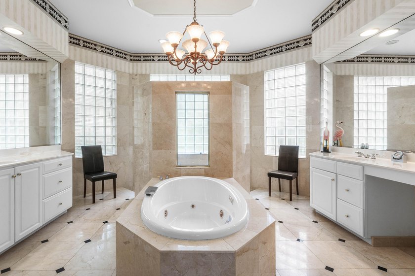 Welcome to this beautifully maintained 5-bedroom, 3-bathroom - photo 16