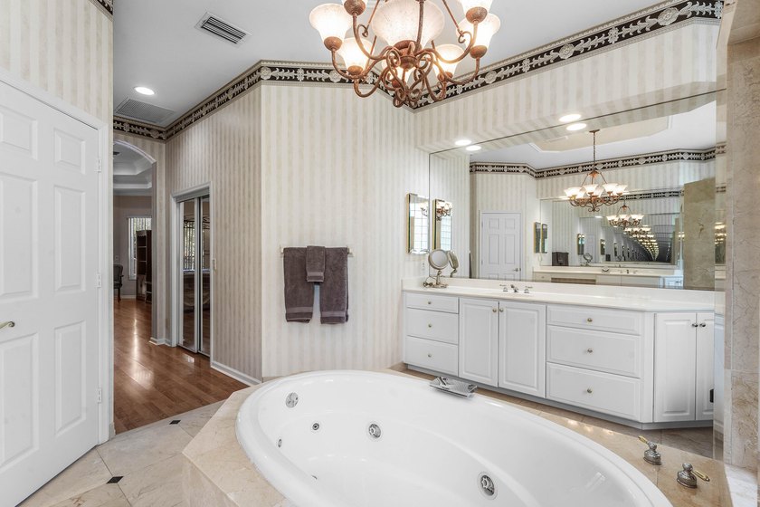 Welcome to this beautifully maintained 5-bedroom, 3-bathroom - photo 17